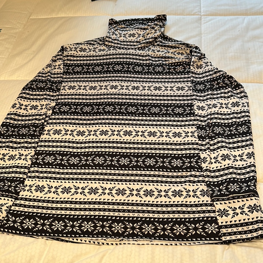 Silky feeling turtleneck black and ivory print size large petite